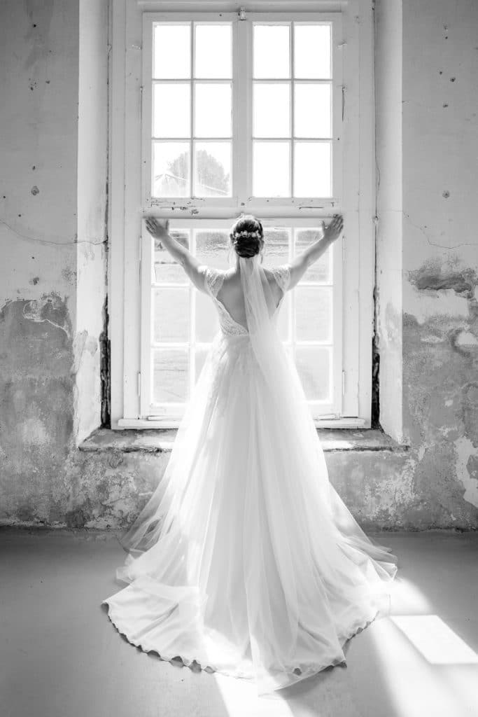 Romantisches Portraitshooting mit Braut und Bräutigam auf Schloss Diersfordt in Wesel: Zwischen Schlosspark und historischer Architektur entstanden natürliche und emotionale Hochzeitsfotos. Fotografiert vom Hochzeitsfotograf Wesel.