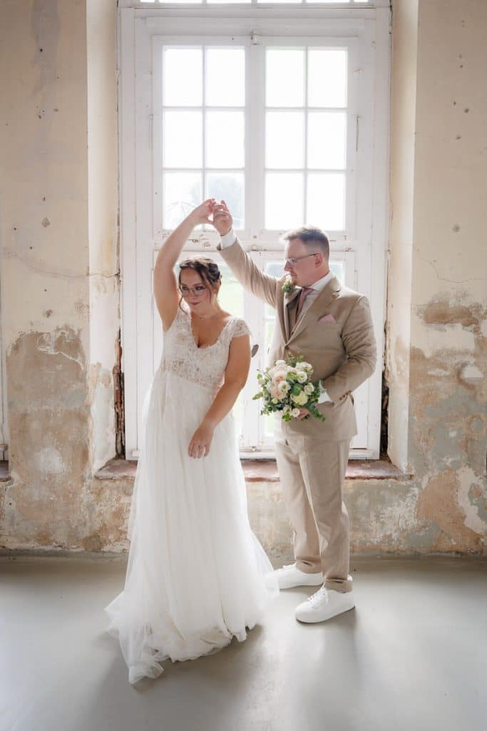 Romantisches Portraitshooting mit Braut und Bräutigam auf Schloss Diersfordt in Wesel: Zwischen Schlosspark und historischer Architektur entstanden natürliche und emotionale Hochzeitsfotos. Fotografiert vom Hochzeitsfotograf Wesel.