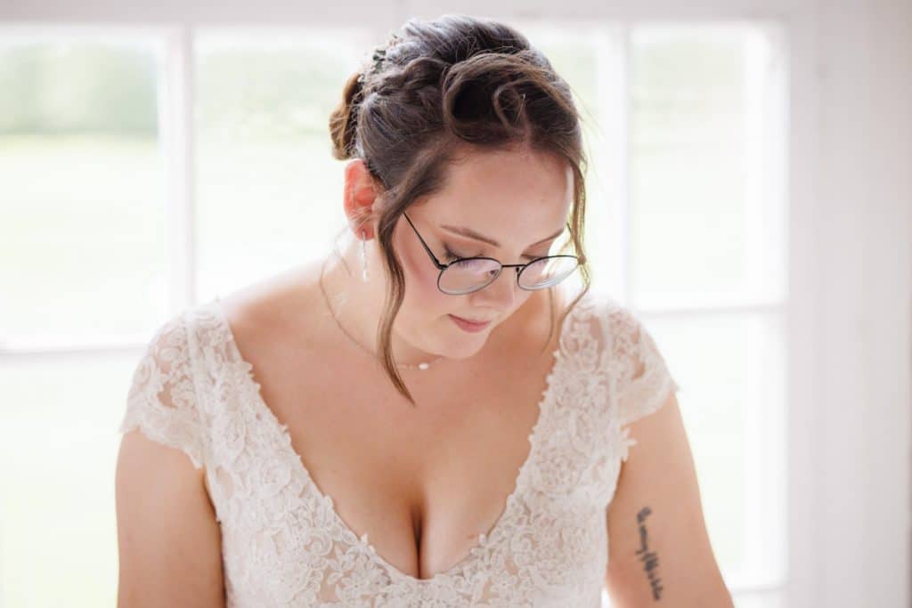 Romantisches Portraitshooting mit Braut und Bräutigam auf Schloss Diersfordt in Wesel: Zwischen Schlosspark und historischer Architektur entstanden natürliche und emotionale Hochzeitsfotos. Fotografiert vom Hochzeitsfotograf Wesel.