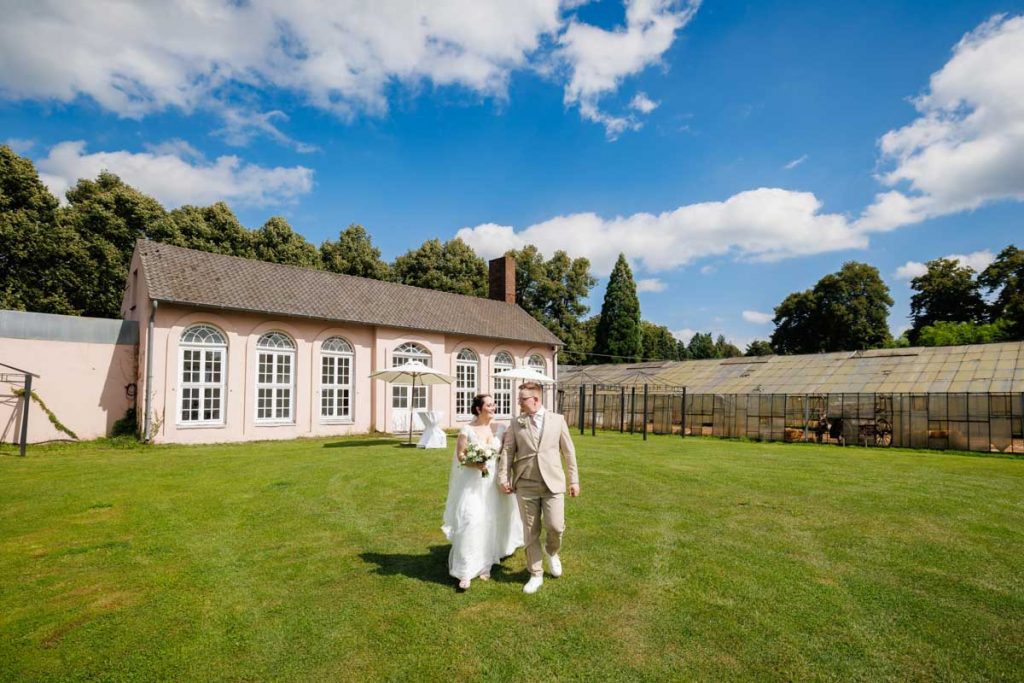 Romantisches Portraitshooting mit Braut und Bräutigam auf Schloss Diersfordt in Wesel: Zwischen Schlosspark und historischer Architektur entstanden natürliche und emotionale Hochzeitsfotos. Fotografiert vom Hochzeitsfotograf Wesel.