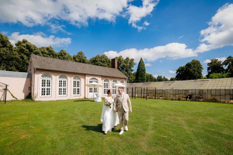 Romantisches Portraitshooting mit Braut und Bräutigam auf Schloss Diersfordt in Wesel: Zwischen Schlosspark und historischer Architektur entstanden natürliche und emotionale Hochzeitsfotos. Fotografiert vom Hochzeitsfotograf Wesel.