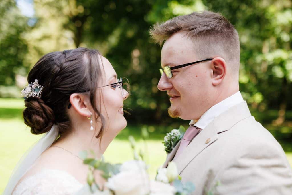 Romantisches Portraitshooting mit Braut und Bräutigam auf Schloss Diersfordt in Wesel: Zwischen Schlosspark und historischer Architektur entstanden natürliche und emotionale Hochzeitsfotos. Fotografiert vom Hochzeitsfotograf Wesel.