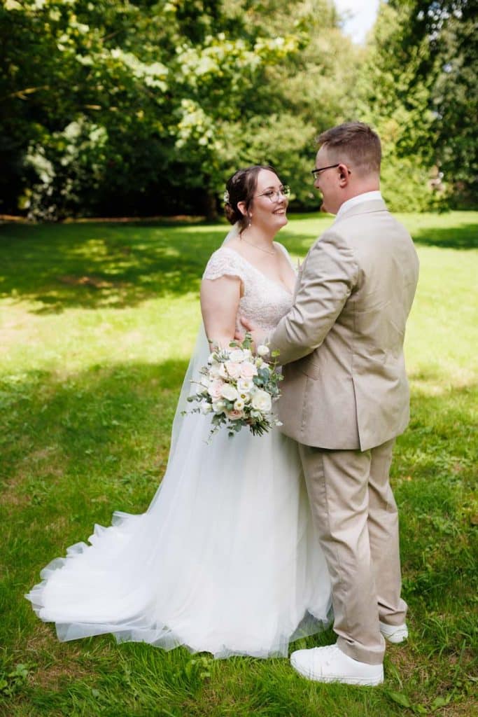 Romantisches Portraitshooting mit Braut und Bräutigam auf Schloss Diersfordt in Wesel: Zwischen Schlosspark und historischer Architektur entstanden natürliche und emotionale Hochzeitsfotos. Fotografiert vom Hochzeitsfotograf Wesel.