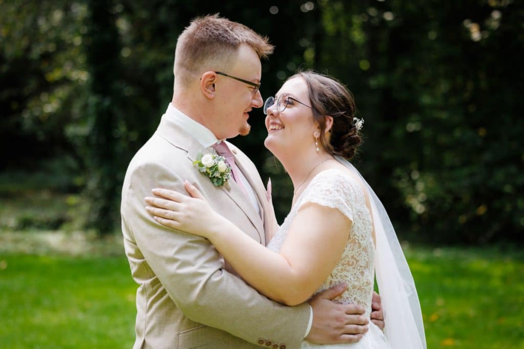 Romantisches Portraitshooting mit Braut und Bräutigam auf Schloss Diersfordt in Wesel: Zwischen Schlosspark und historischer Architektur entstanden natürliche und emotionale Hochzeitsfotos. Fotografiert vom Hochzeitsfotograf Wesel.