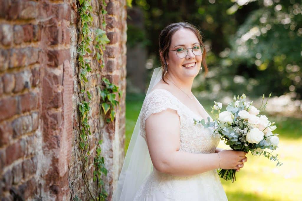 Romantisches Portraitshooting mit Braut und Bräutigam auf Schloss Diersfordt in Wesel: Zwischen Schlosspark und historischer Architektur entstanden natürliche und emotionale Hochzeitsfotos. Fotografiert vom Hochzeitsfotograf Wesel.