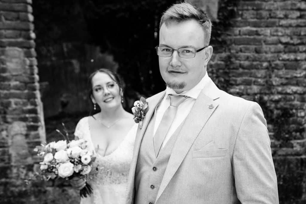 Romantisches Portraitshooting mit Braut und Bräutigam auf Schloss Diersfordt in Wesel: Zwischen Schlosspark und historischer Architektur entstanden natürliche und emotionale Hochzeitsfotos. Fotografiert vom Hochzeitsfotograf Wesel.