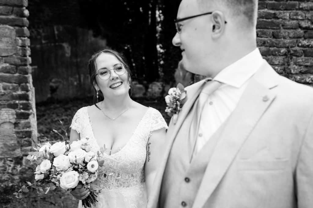 Romantisches Portraitshooting mit Braut und Bräutigam auf Schloss Diersfordt in Wesel: Zwischen Schlosspark und historischer Architektur entstanden natürliche und emotionale Hochzeitsfotos. Fotografiert vom Hochzeitsfotograf Wesel.