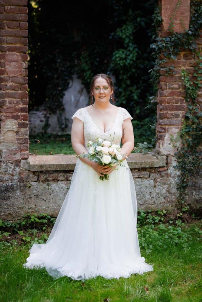 Romantisches Portraitshooting mit Braut und Bräutigam auf Schloss Diersfordt in Wesel: Zwischen Schlosspark und historischer Architektur entstanden natürliche und emotionale Hochzeitsfotos. Fotografiert vom Hochzeitsfotograf Wesel.