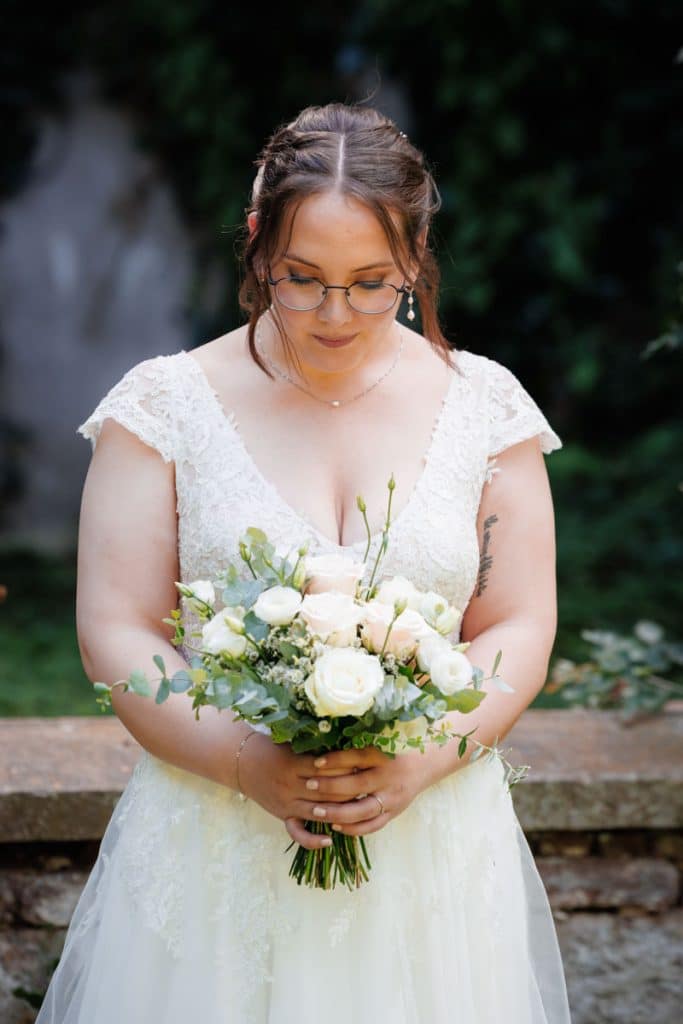 Romantisches Portraitshooting mit Braut und Bräutigam auf Schloss Diersfordt in Wesel: Zwischen Schlosspark und historischer Architektur entstanden natürliche und emotionale Hochzeitsfotos. Fotografiert vom Hochzeitsfotograf Wesel.