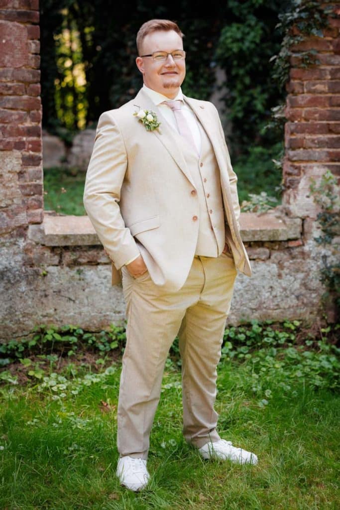 Romantisches Portraitshooting mit Braut und Bräutigam auf Schloss Diersfordt in Wesel: Zwischen Schlosspark und historischer Architektur entstanden natürliche und emotionale Hochzeitsfotos. Fotografiert vom Hochzeitsfotograf Wesel.