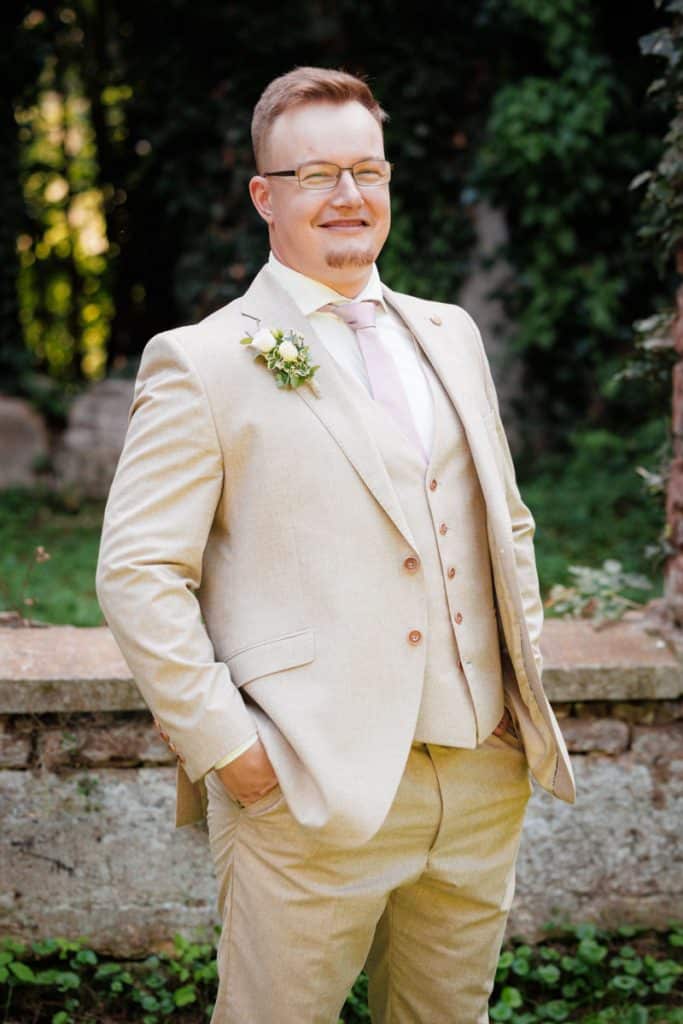 Romantisches Portraitshooting mit Braut und Bräutigam auf Schloss Diersfordt in Wesel: Zwischen Schlosspark und historischer Architektur entstanden natürliche und emotionale Hochzeitsfotos. Fotografiert vom Hochzeitsfotograf Wesel.