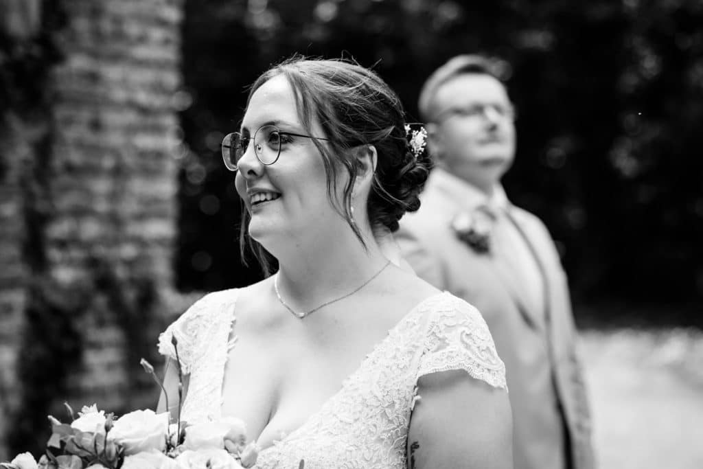 Romantisches Portraitshooting mit Braut und Bräutigam auf Schloss Diersfordt in Wesel: Zwischen Schlosspark und historischer Architektur entstanden natürliche und emotionale Hochzeitsfotos. Fotografiert vom Hochzeitsfotograf Wesel.