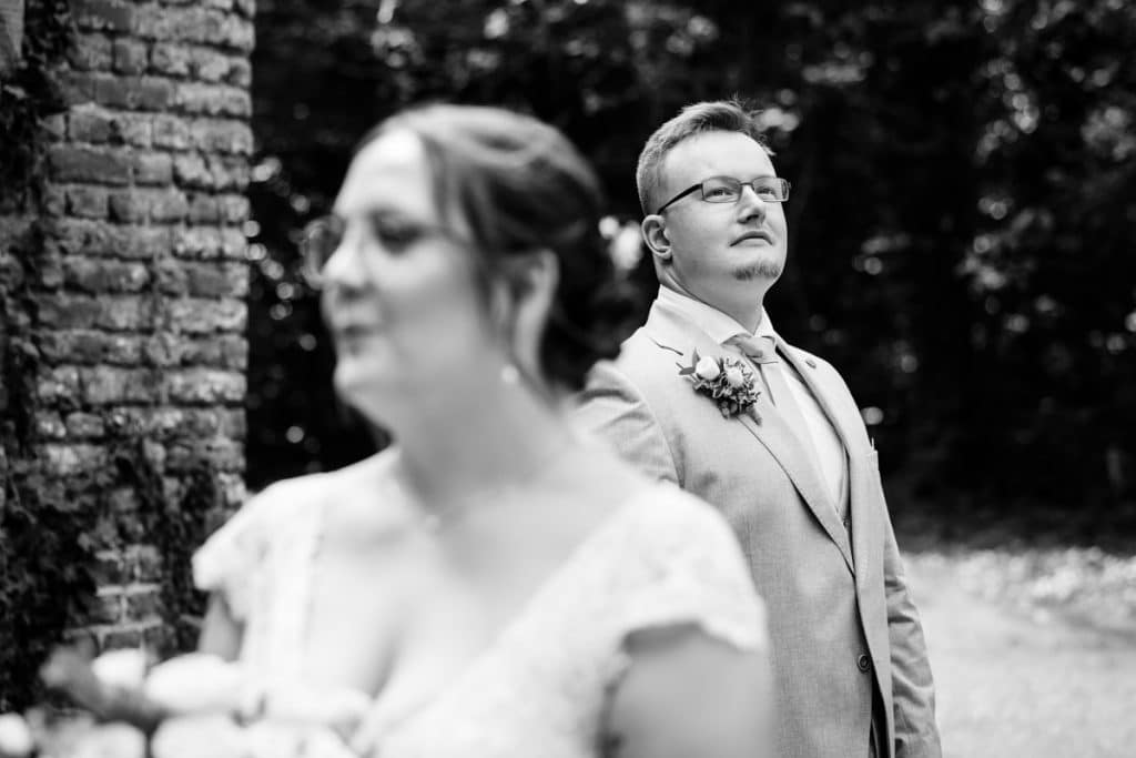 Romantisches Portraitshooting mit Braut und Bräutigam auf Schloss Diersfordt in Wesel: Zwischen Schlosspark und historischer Architektur entstanden natürliche und emotionale Hochzeitsfotos. Fotografiert vom Hochzeitsfotograf Wesel.