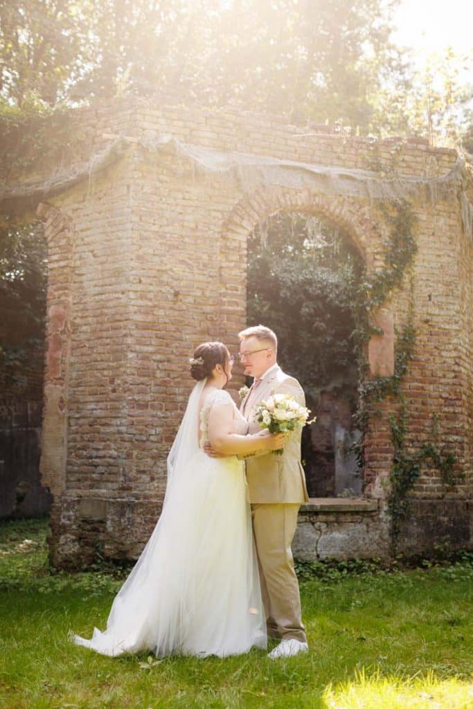 Romantisches Portraitshooting mit Braut und Bräutigam auf Schloss Diersfordt in Wesel: Zwischen Schlosspark und historischer Architektur entstanden natürliche und emotionale Hochzeitsfotos. Fotografiert vom Hochzeitsfotograf Wesel.