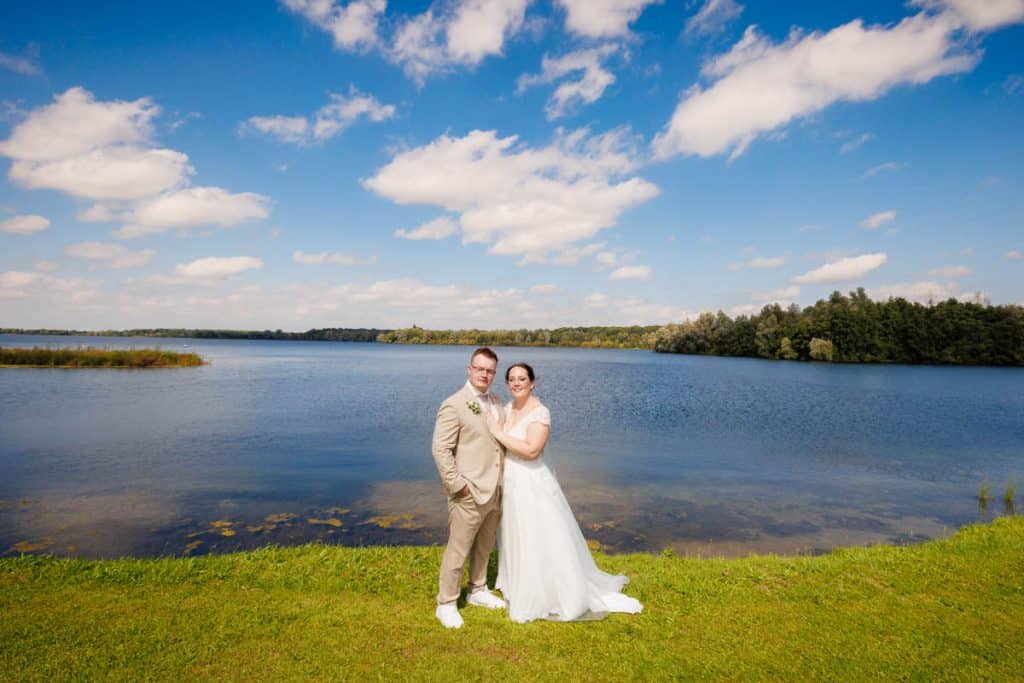 Romantisches Portraitshooting mit Braut und Bräutigam auf Schloss Diersfordt in Wesel: Zwischen Schlosspark und historischer Architektur entstanden natürliche und emotionale Hochzeitsfotos. Fotografiert vom Hochzeitsfotograf Wesel.