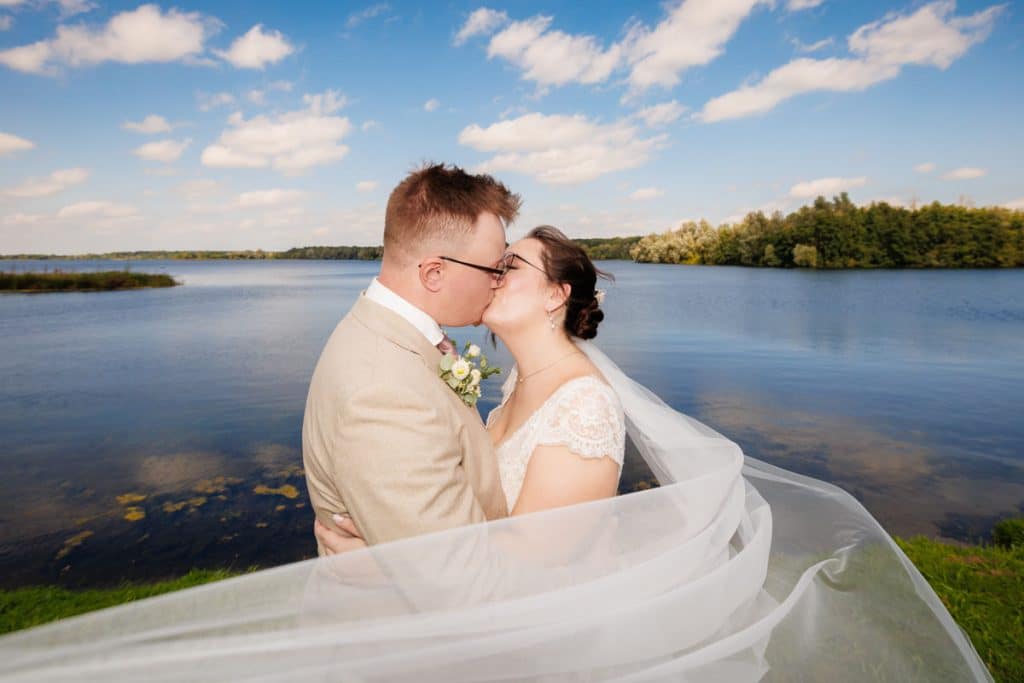 Romantisches Portraitshooting mit Braut und Bräutigam auf Schloss Diersfordt in Wesel: Zwischen Schlosspark und historischer Architektur entstanden natürliche und emotionale Hochzeitsfotos. Fotografiert vom Hochzeitsfotograf Wesel.