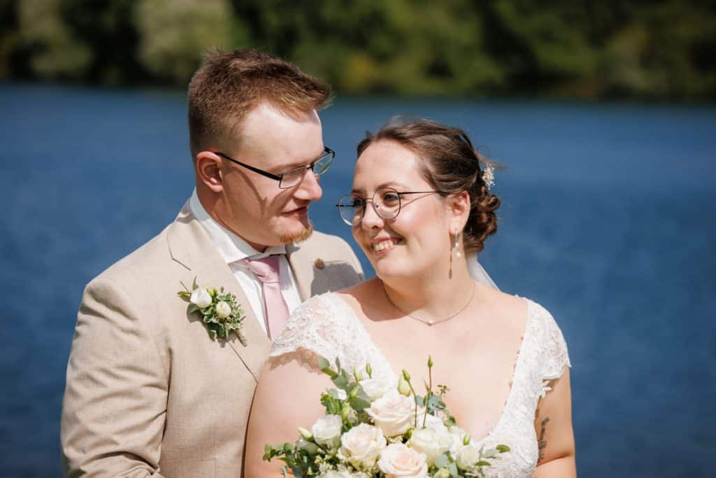 Romantisches Portraitshooting mit Braut und Bräutigam auf Schloss Diersfordt in Wesel: Zwischen Schlosspark und historischer Architektur entstanden natürliche und emotionale Hochzeitsfotos. Fotografiert vom Hochzeitsfotograf Wesel.