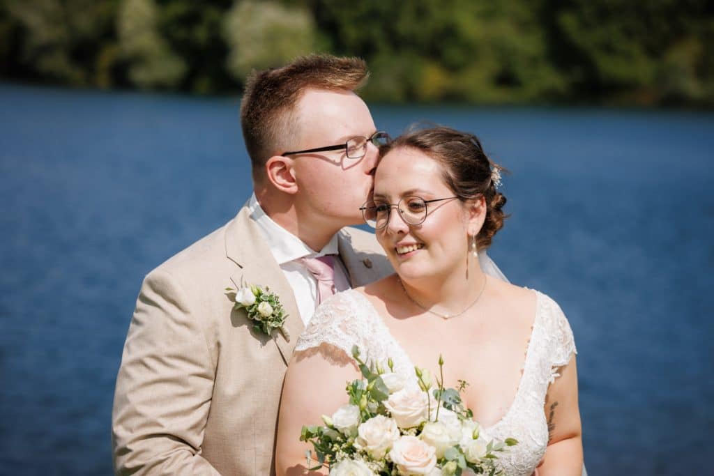 Romantisches Portraitshooting mit Braut und Bräutigam auf Schloss Diersfordt in Wesel: Zwischen Schlosspark und historischer Architektur entstanden natürliche und emotionale Hochzeitsfotos. Fotografiert vom Hochzeitsfotograf Wesel.