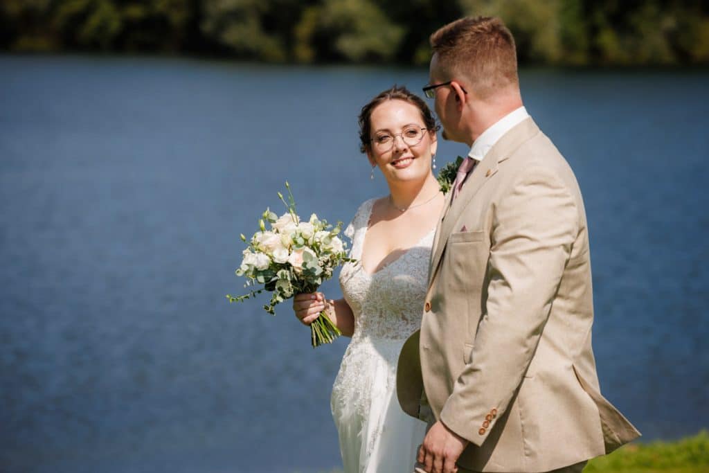 Romantisches Portraitshooting mit Braut und Bräutigam auf Schloss Diersfordt in Wesel: Zwischen Schlosspark und historischer Architektur entstanden natürliche und emotionale Hochzeitsfotos. Fotografiert vom Hochzeitsfotograf Wesel.