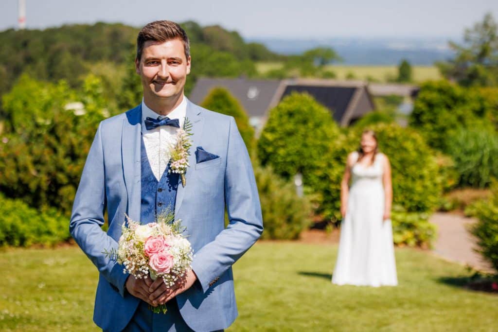Vor der standesamtlichen Trauung im Hotel Holzrichter in Veserde-Wiblingwerde erlebten Diana und Hendrik ihren emotionalen First Look. Danach gaben sie sich im Beisein von Familie und Freunden im Herzen des Sauerlands das Ja-Wort. Diese intimen und bewegenden Momente hielt der Hochzeitsfotograf Sauerland in natürlichen Bildern fest.