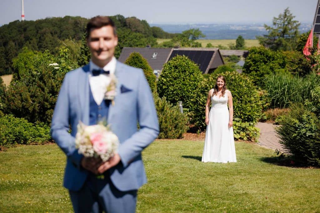 Vor der standesamtlichen Trauung im Hotel Holzrichter in Veserde-Wiblingwerde erlebten Diana und Hendrik ihren emotionalen First Look. Danach gaben sie sich im Beisein von Familie und Freunden im Herzen des Sauerlands das Ja-Wort. Diese intimen und bewegenden Momente hielt der Hochzeitsfotograf Sauerland in natürlichen Bildern fest.