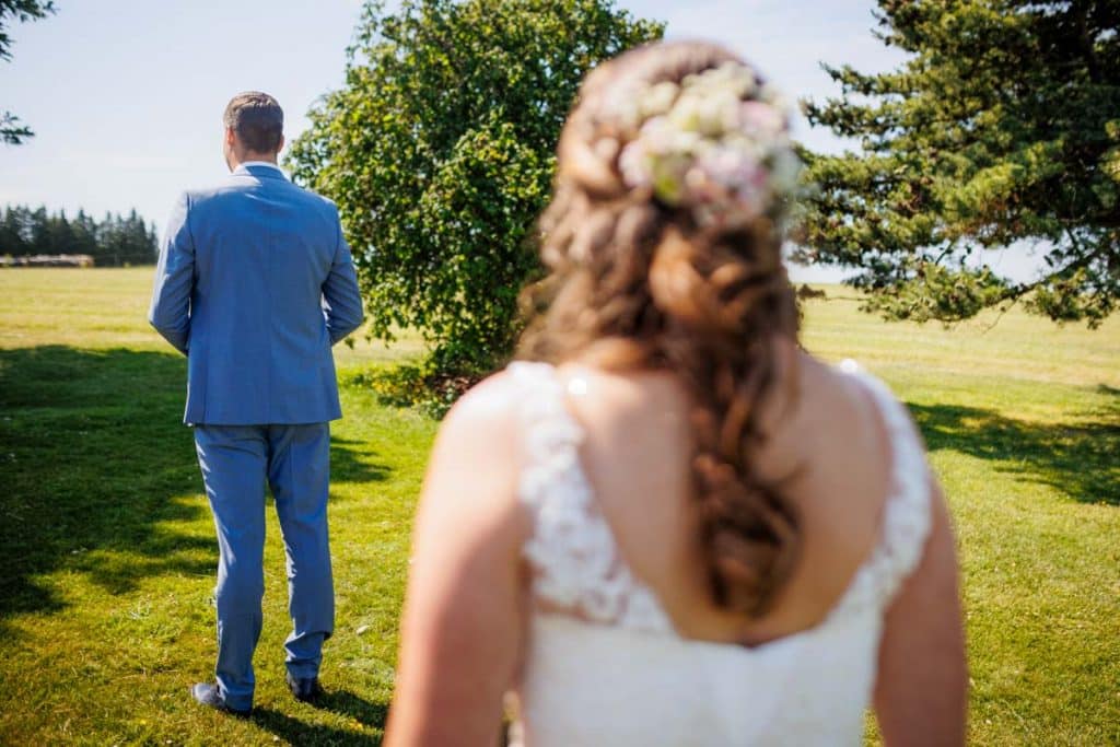 Vor der standesamtlichen Trauung im Hotel Holzrichter in Veserde-Wiblingwerde erlebten Diana und Hendrik ihren emotionalen First Look. Danach gaben sie sich im Beisein von Familie und Freunden im Herzen des Sauerlands das Ja-Wort. Diese intimen und bewegenden Momente hielt der Hochzeitsfotograf Sauerland in natürlichen Bildern fest.