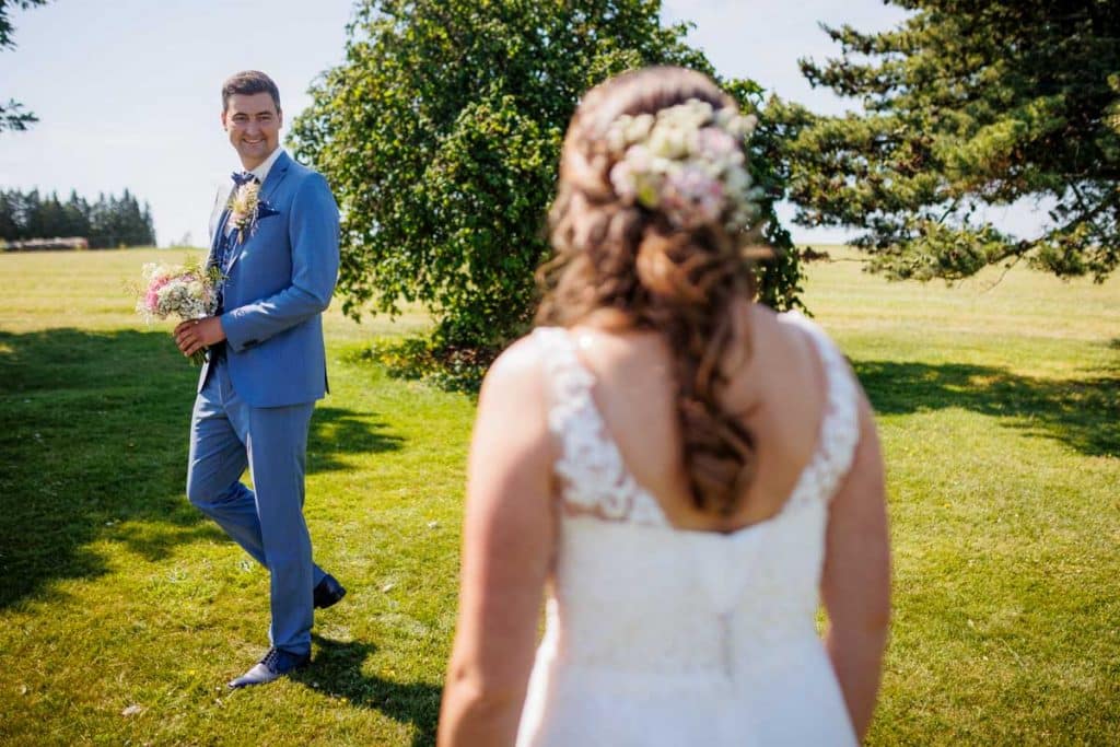Vor der standesamtlichen Trauung im Hotel Holzrichter in Veserde-Wiblingwerde erlebten Diana und Hendrik ihren emotionalen First Look. Danach gaben sie sich im Beisein von Familie und Freunden im Herzen des Sauerlands das Ja-Wort. Diese intimen und bewegenden Momente hielt der Hochzeitsfotograf Sauerland in natürlichen Bildern fest.