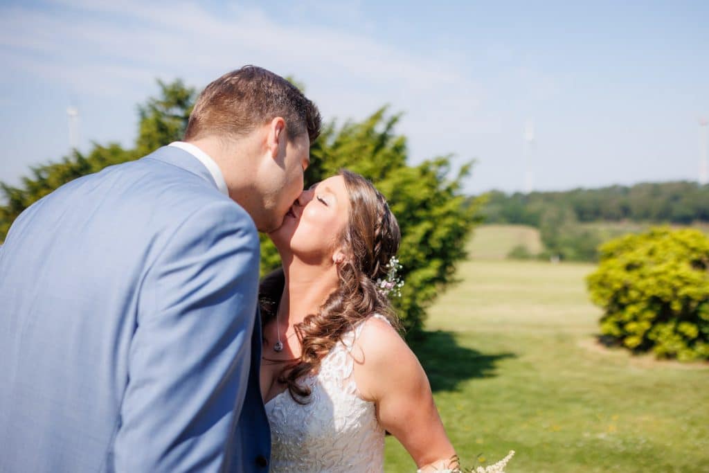 Vor der standesamtlichen Trauung im Hotel Holzrichter in Veserde-Wiblingwerde erlebten Diana und Hendrik ihren emotionalen First Look. Danach gaben sie sich im Beisein von Familie und Freunden im Herzen des Sauerlands das Ja-Wort. Diese intimen und bewegenden Momente hielt der Hochzeitsfotograf Sauerland in natürlichen Bildern fest.