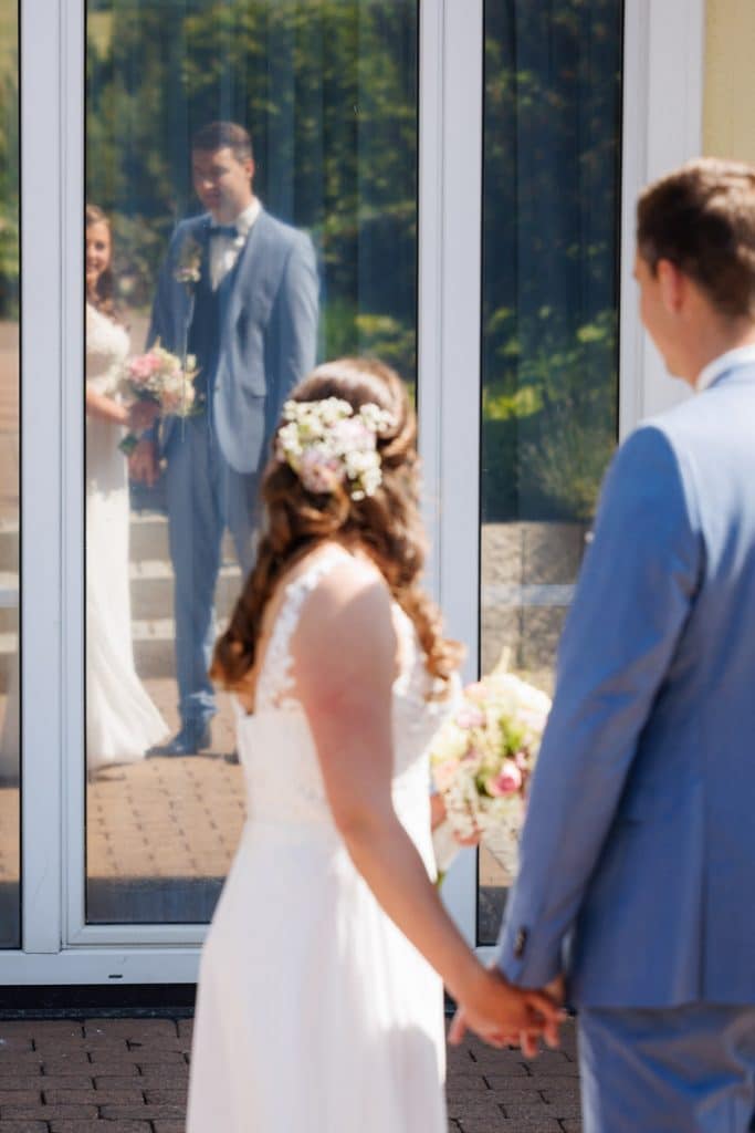 Vor der standesamtlichen Trauung im Hotel Holzrichter in Veserde-Wiblingwerde erlebten Diana und Hendrik ihren emotionalen First Look. Danach gaben sie sich im Beisein von Familie und Freunden im Herzen des Sauerlands das Ja-Wort. Diese intimen und bewegenden Momente hielt der Hochzeitsfotograf Sauerland in natürlichen Bildern fest.