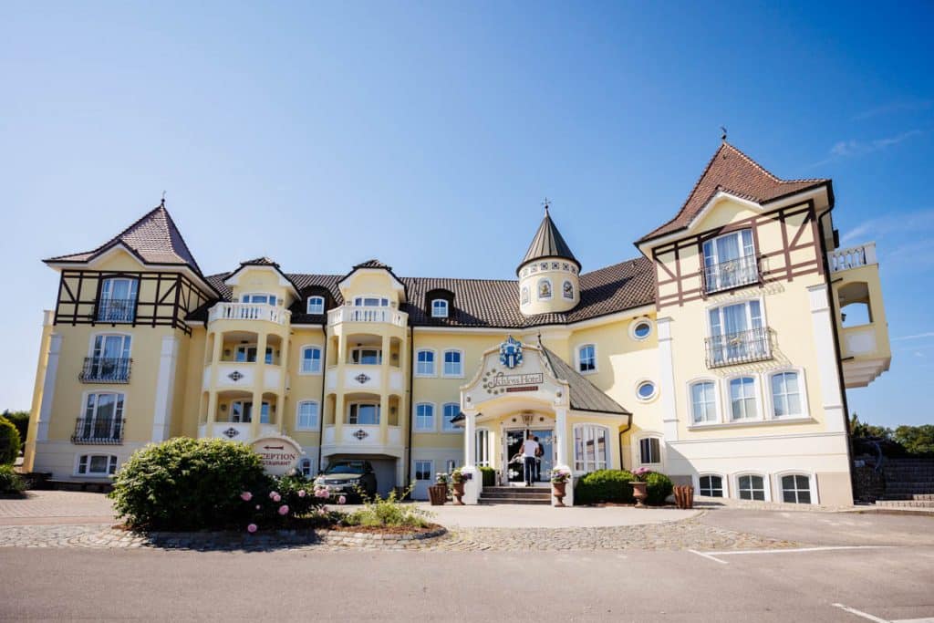 Vor der standesamtlichen Trauung im Hotel Holzrichter in Veserde-Wiblingwerde erlebten Diana und Hendrik ihren emotionalen First Look. Danach gaben sie sich im Beisein von Familie und Freunden im Herzen des Sauerlands das Ja-Wort. Diese intimen und bewegenden Momente hielt der Hochzeitsfotograf Sauerland in natürlichen Bildern fest.