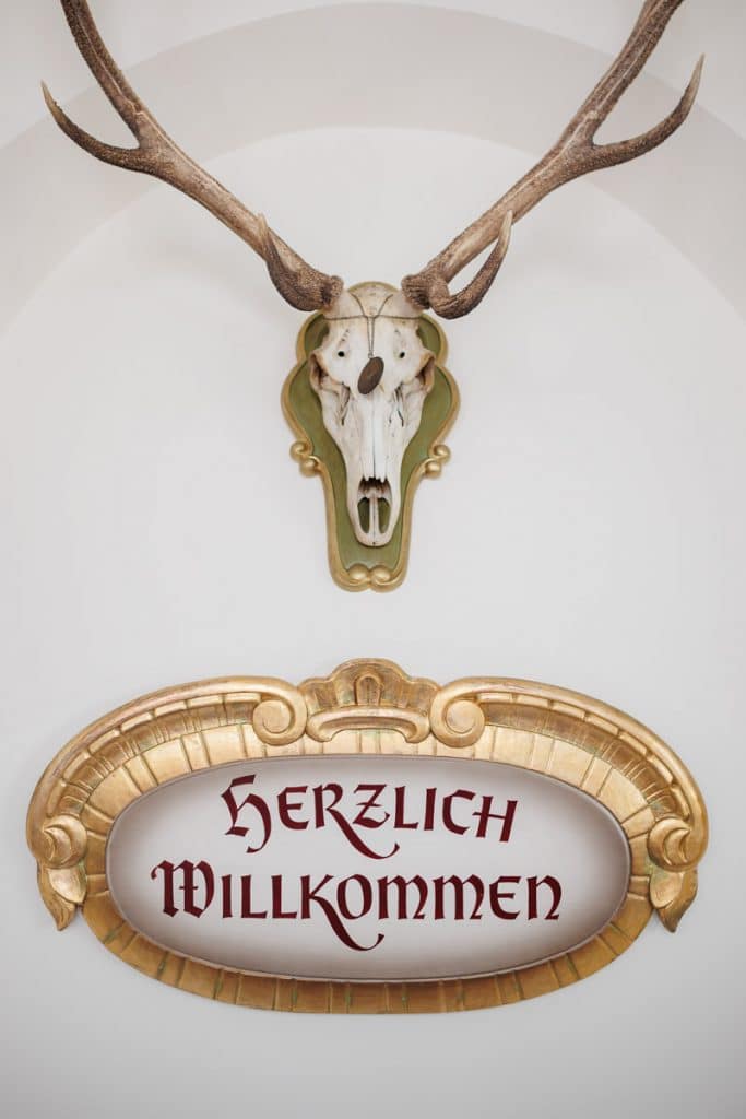 Vor der standesamtlichen Trauung im Hotel Holzrichter in Veserde-Wiblingwerde erlebten Diana und Hendrik ihren emotionalen First Look. Danach gaben sie sich im Beisein von Familie und Freunden im Herzen des Sauerlands das Ja-Wort. Diese intimen und bewegenden Momente hielt der Hochzeitsfotograf Sauerland in natürlichen Bildern fest.
