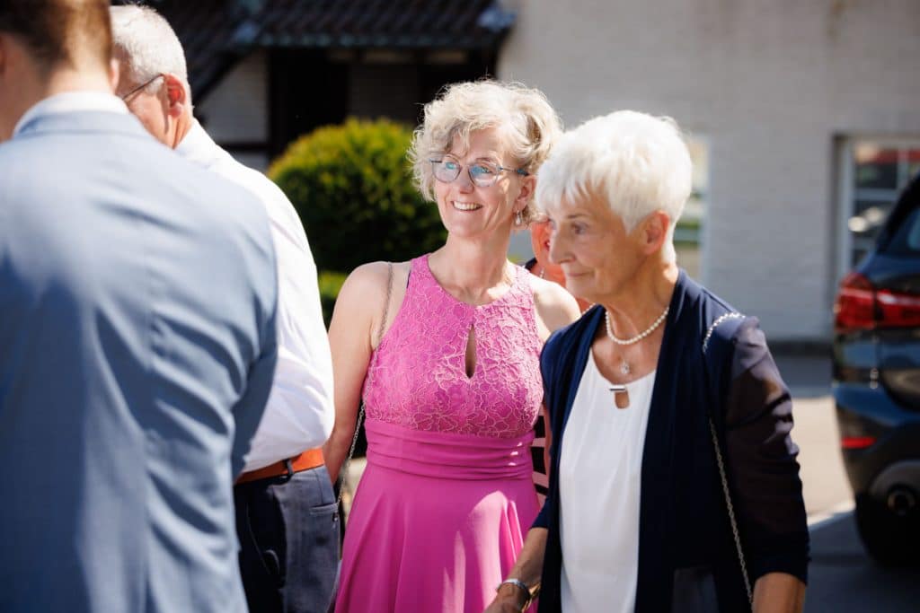 Vor der standesamtlichen Trauung im Hotel Holzrichter in Veserde-Wiblingwerde erlebten Diana und Hendrik ihren emotionalen First Look. Danach gaben sie sich im Beisein von Familie und Freunden im Herzen des Sauerlands das Ja-Wort. Diese intimen und bewegenden Momente hielt der Hochzeitsfotograf Sauerland in natürlichen Bildern fest.