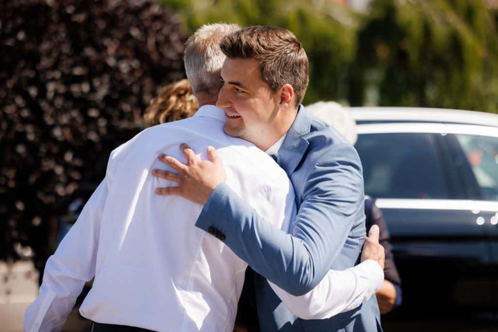 Vor der standesamtlichen Trauung im Hotel Holzrichter in Veserde-Wiblingwerde erlebten Diana und Hendrik ihren emotionalen First Look. Danach gaben sie sich im Beisein von Familie und Freunden im Herzen des Sauerlands das Ja-Wort. Diese intimen und bewegenden Momente hielt der Hochzeitsfotograf Sauerland in natürlichen Bildern fest.