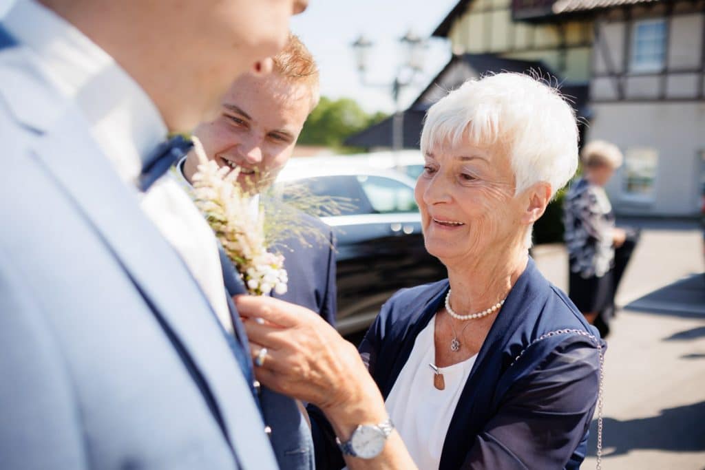 Vor der standesamtlichen Trauung im Hotel Holzrichter in Veserde-Wiblingwerde erlebten Diana und Hendrik ihren emotionalen First Look. Danach gaben sie sich im Beisein von Familie und Freunden im Herzen des Sauerlands das Ja-Wort. Diese intimen und bewegenden Momente hielt der Hochzeitsfotograf Sauerland in natürlichen Bildern fest.