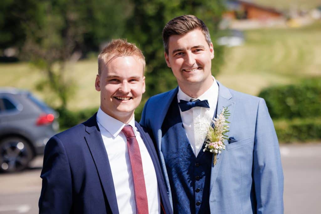 Vor der standesamtlichen Trauung im Hotel Holzrichter in Veserde-Wiblingwerde erlebten Diana und Hendrik ihren emotionalen First Look. Danach gaben sie sich im Beisein von Familie und Freunden im Herzen des Sauerlands das Ja-Wort. Diese intimen und bewegenden Momente hielt der Hochzeitsfotograf Sauerland in natürlichen Bildern fest.