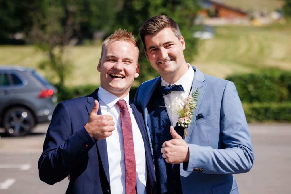 Vor der standesamtlichen Trauung im Hotel Holzrichter in Veserde-Wiblingwerde erlebten Diana und Hendrik ihren emotionalen First Look. Danach gaben sie sich im Beisein von Familie und Freunden im Herzen des Sauerlands das Ja-Wort. Diese intimen und bewegenden Momente hielt der Hochzeitsfotograf Sauerland in natürlichen Bildern fest.