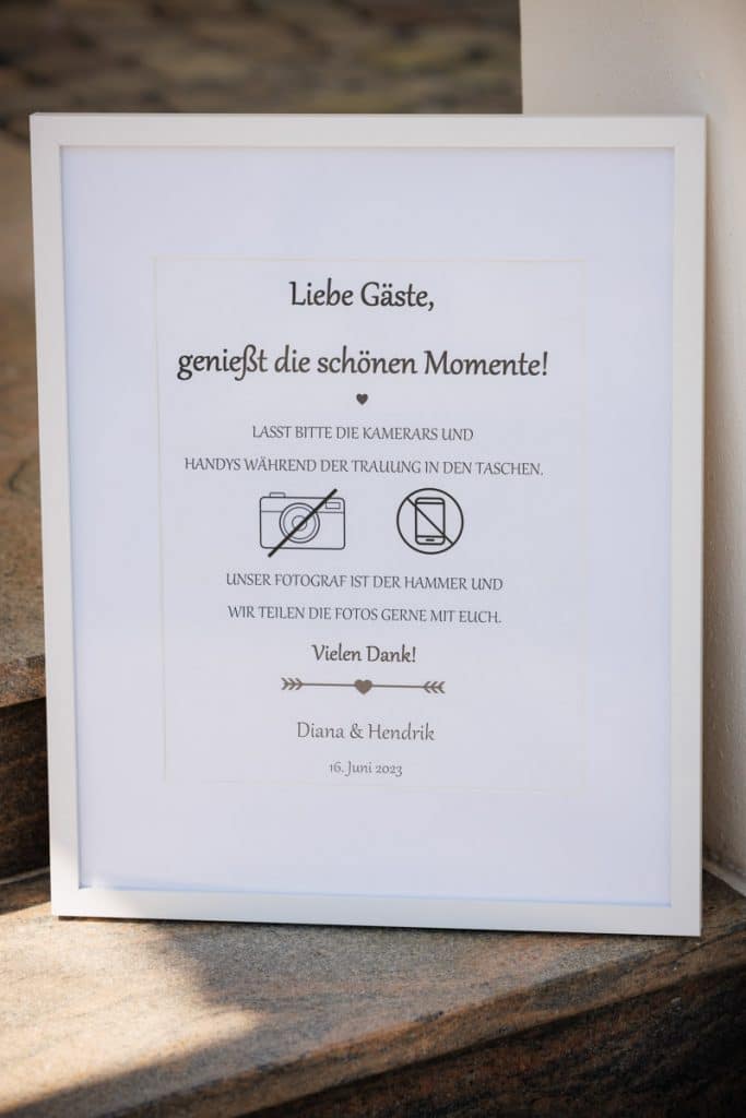 Vor der standesamtlichen Trauung im Hotel Holzrichter in Veserde-Wiblingwerde erlebten Diana und Hendrik ihren emotionalen First Look. Danach gaben sie sich im Beisein von Familie und Freunden im Herzen des Sauerlands das Ja-Wort. Diese intimen und bewegenden Momente hielt der Hochzeitsfotograf Sauerland in natürlichen Bildern fest.