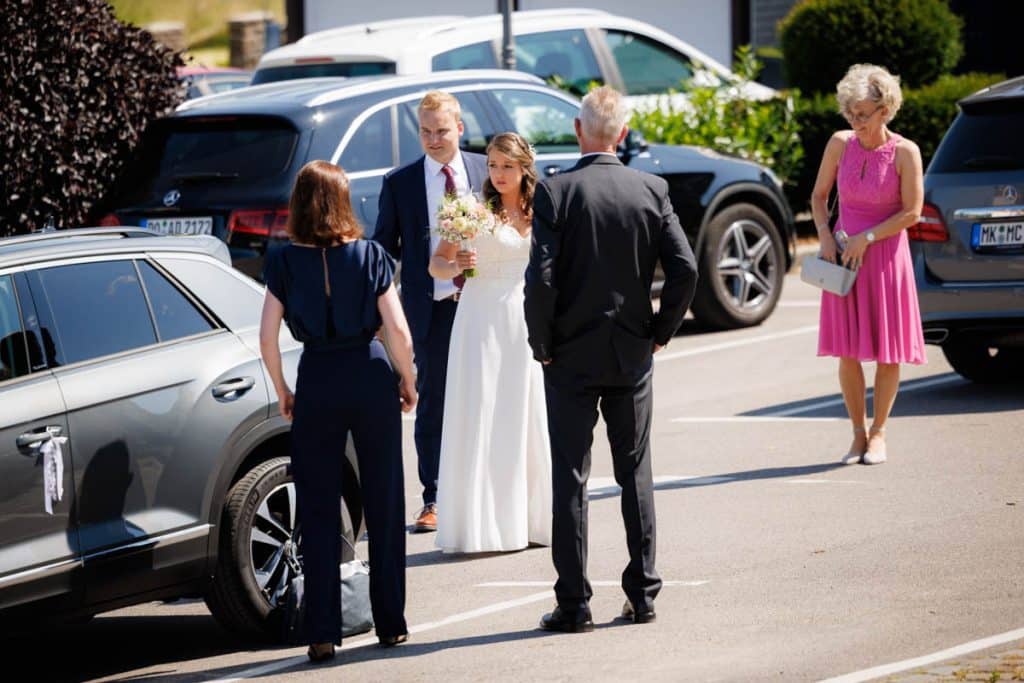Vor der standesamtlichen Trauung im Hotel Holzrichter in Veserde-Wiblingwerde erlebten Diana und Hendrik ihren emotionalen First Look. Danach gaben sie sich im Beisein von Familie und Freunden im Herzen des Sauerlands das Ja-Wort. Diese intimen und bewegenden Momente hielt der Hochzeitsfotograf Sauerland in natürlichen Bildern fest.