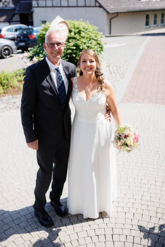 Vor der standesamtlichen Trauung im Hotel Holzrichter in Veserde-Wiblingwerde erlebten Diana und Hendrik ihren emotionalen First Look. Danach gaben sie sich im Beisein von Familie und Freunden im Herzen des Sauerlands das Ja-Wort. Diese intimen und bewegenden Momente hielt der Hochzeitsfotograf Sauerland in natürlichen Bildern fest.