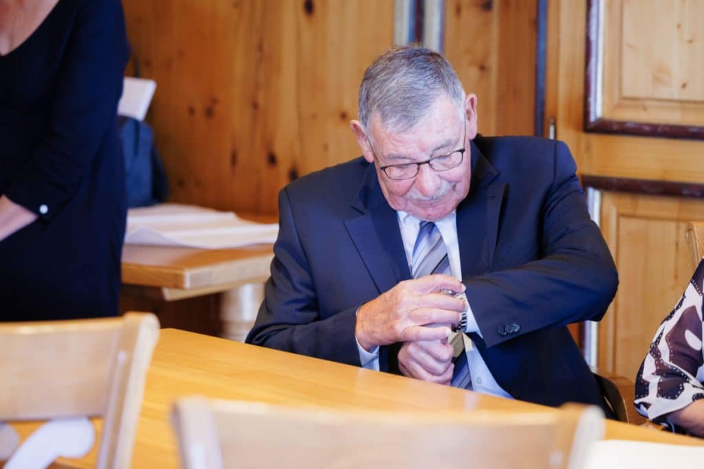 Vor der standesamtlichen Trauung im Hotel Holzrichter in Veserde-Wiblingwerde erlebten Diana und Hendrik ihren emotionalen First Look. Danach gaben sie sich im Beisein von Familie und Freunden im Herzen des Sauerlands das Ja-Wort. Diese intimen und bewegenden Momente hielt der Hochzeitsfotograf Sauerland in natürlichen Bildern fest.