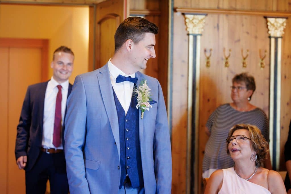 Vor der standesamtlichen Trauung im Hotel Holzrichter in Veserde-Wiblingwerde erlebten Diana und Hendrik ihren emotionalen First Look. Danach gaben sie sich im Beisein von Familie und Freunden im Herzen des Sauerlands das Ja-Wort. Diese intimen und bewegenden Momente hielt der Hochzeitsfotograf Sauerland in natürlichen Bildern fest.