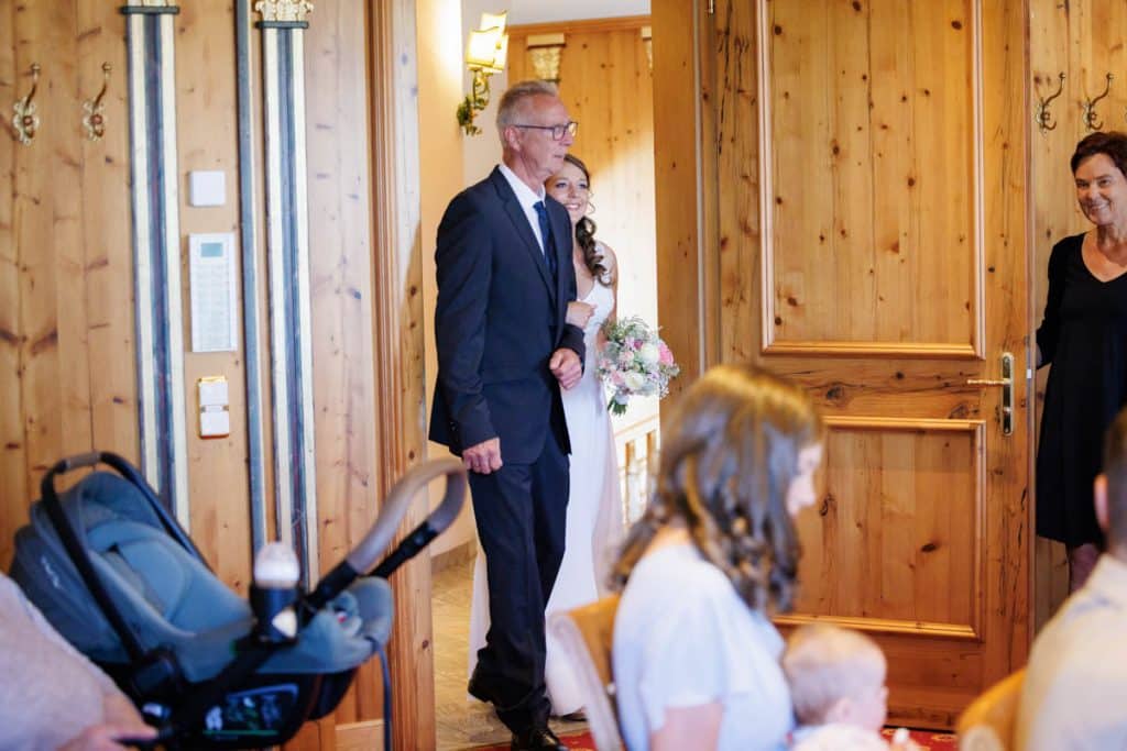 Vor der standesamtlichen Trauung im Hotel Holzrichter in Veserde-Wiblingwerde erlebten Diana und Hendrik ihren emotionalen First Look. Danach gaben sie sich im Beisein von Familie und Freunden im Herzen des Sauerlands das Ja-Wort. Diese intimen und bewegenden Momente hielt der Hochzeitsfotograf Sauerland in natürlichen Bildern fest.