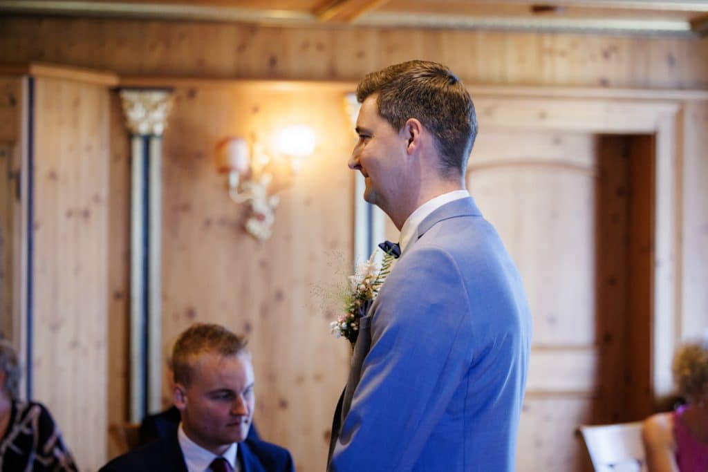 Vor der standesamtlichen Trauung im Hotel Holzrichter in Veserde-Wiblingwerde erlebten Diana und Hendrik ihren emotionalen First Look. Danach gaben sie sich im Beisein von Familie und Freunden im Herzen des Sauerlands das Ja-Wort. Diese intimen und bewegenden Momente hielt der Hochzeitsfotograf Sauerland in natürlichen Bildern fest.