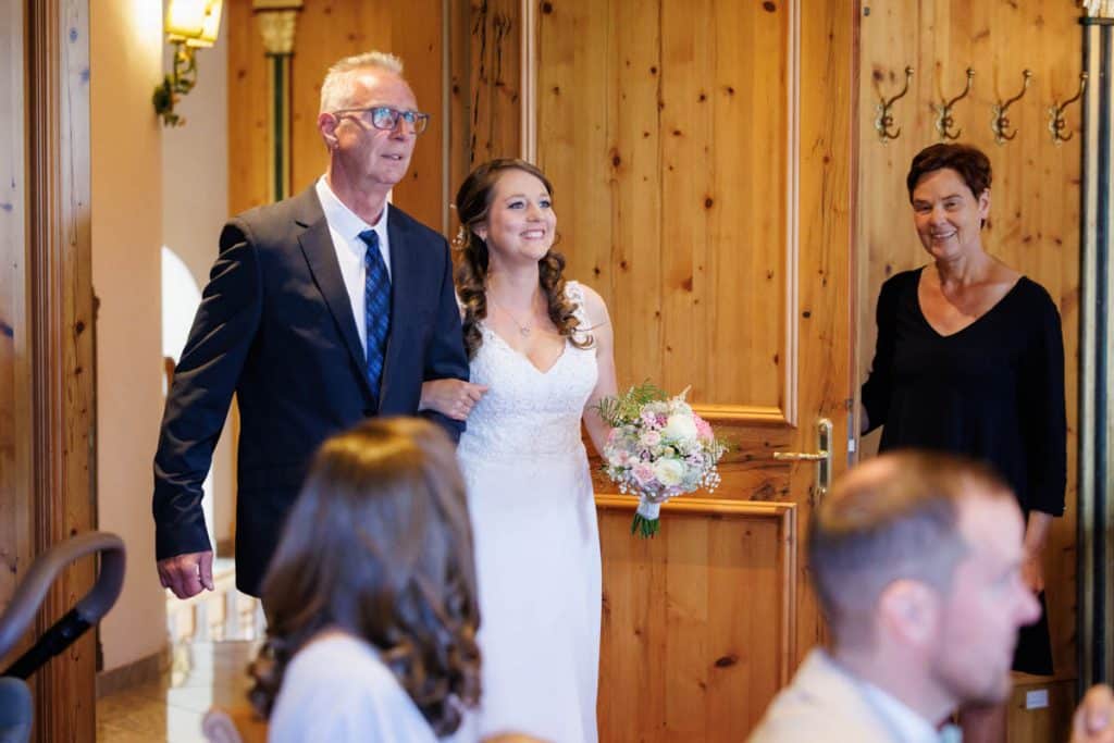 Vor der standesamtlichen Trauung im Hotel Holzrichter in Veserde-Wiblingwerde erlebten Diana und Hendrik ihren emotionalen First Look. Danach gaben sie sich im Beisein von Familie und Freunden im Herzen des Sauerlands das Ja-Wort. Diese intimen und bewegenden Momente hielt der Hochzeitsfotograf Sauerland in natürlichen Bildern fest.