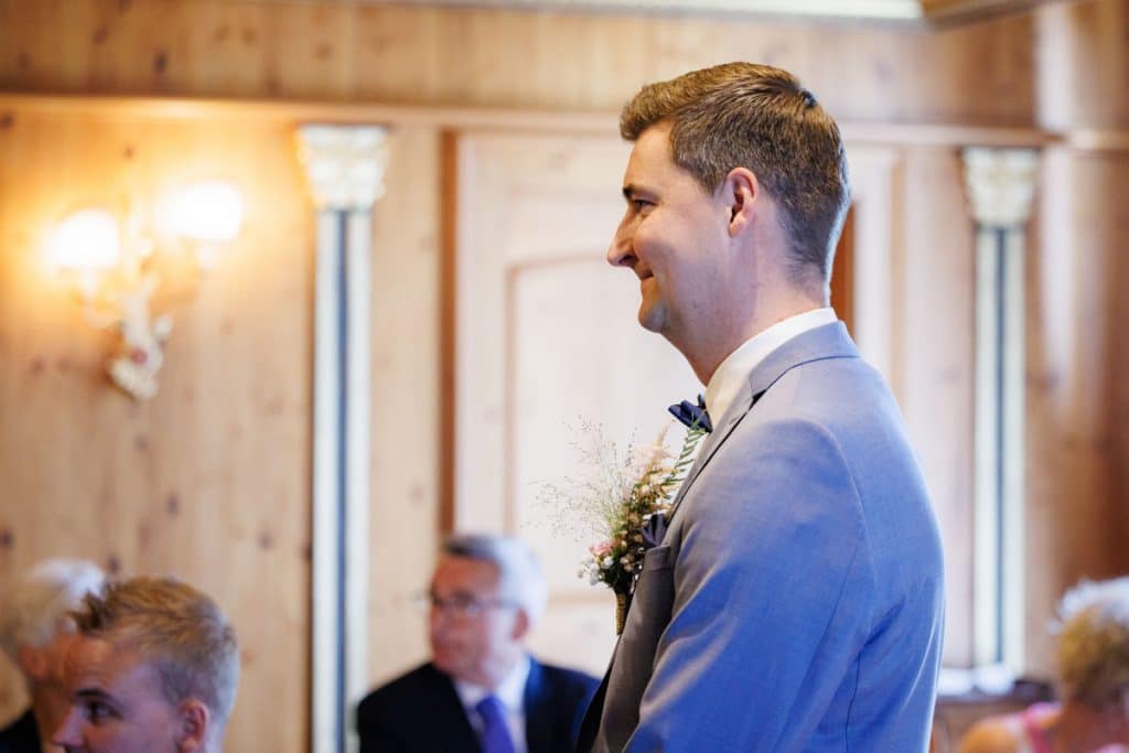 Vor der standesamtlichen Trauung im Hotel Holzrichter in Veserde-Wiblingwerde erlebten Diana und Hendrik ihren emotionalen First Look. Danach gaben sie sich im Beisein von Familie und Freunden im Herzen des Sauerlands das Ja-Wort. Diese intimen und bewegenden Momente hielt der Hochzeitsfotograf Sauerland in natürlichen Bildern fest.