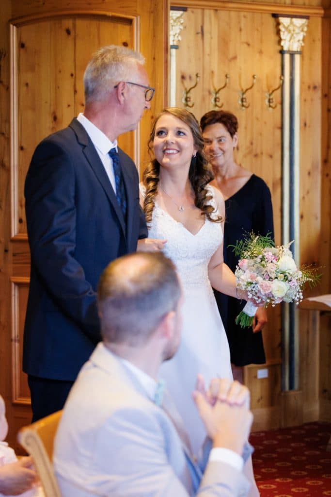 Vor der standesamtlichen Trauung im Hotel Holzrichter in Veserde-Wiblingwerde erlebten Diana und Hendrik ihren emotionalen First Look. Danach gaben sie sich im Beisein von Familie und Freunden im Herzen des Sauerlands das Ja-Wort. Diese intimen und bewegenden Momente hielt der Hochzeitsfotograf Sauerland in natürlichen Bildern fest.
