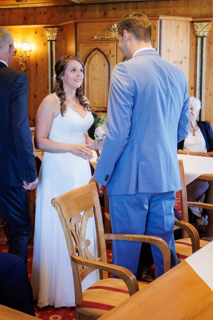 Vor der standesamtlichen Trauung im Hotel Holzrichter in Veserde-Wiblingwerde erlebten Diana und Hendrik ihren emotionalen First Look. Danach gaben sie sich im Beisein von Familie und Freunden im Herzen des Sauerlands das Ja-Wort. Diese intimen und bewegenden Momente hielt der Hochzeitsfotograf Sauerland in natürlichen Bildern fest.