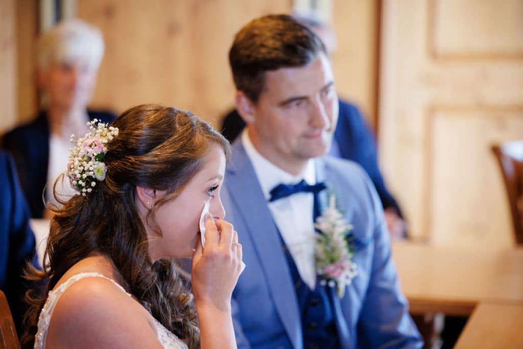Vor der standesamtlichen Trauung im Hotel Holzrichter in Veserde-Wiblingwerde erlebten Diana und Hendrik ihren emotionalen First Look. Danach gaben sie sich im Beisein von Familie und Freunden im Herzen des Sauerlands das Ja-Wort. Diese intimen und bewegenden Momente hielt der Hochzeitsfotograf Sauerland in natürlichen Bildern fest.