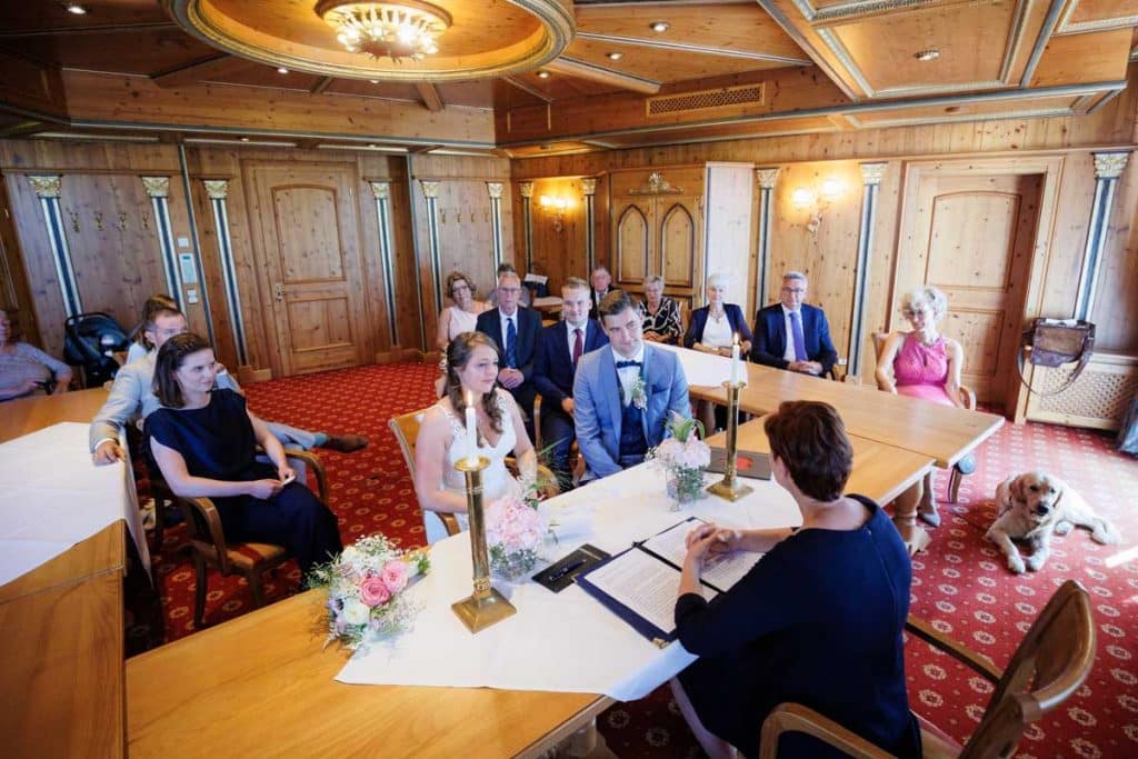 Vor der standesamtlichen Trauung im Hotel Holzrichter in Veserde-Wiblingwerde erlebten Diana und Hendrik ihren emotionalen First Look. Danach gaben sie sich im Beisein von Familie und Freunden im Herzen des Sauerlands das Ja-Wort. Diese intimen und bewegenden Momente hielt der Hochzeitsfotograf Sauerland in natürlichen Bildern fest.