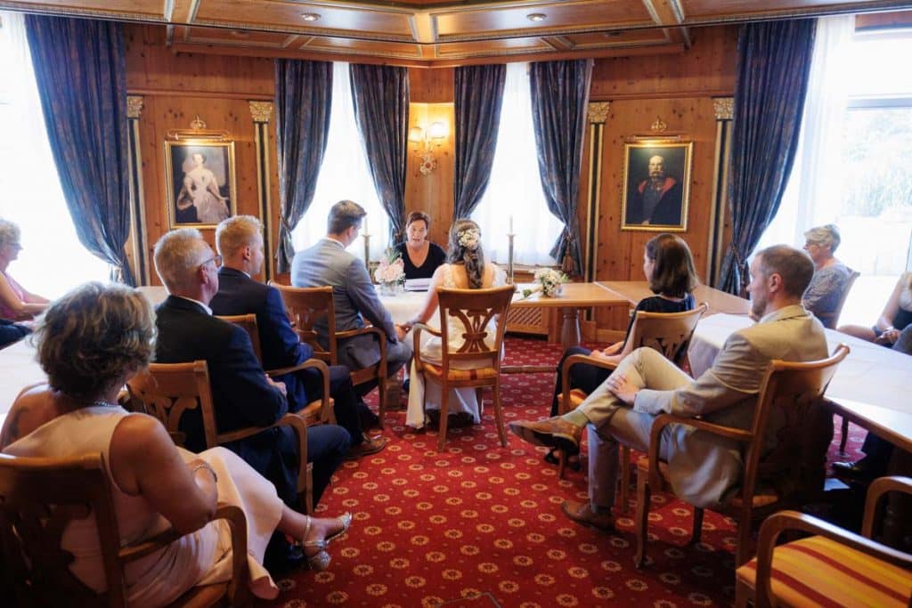 Vor der standesamtlichen Trauung im Hotel Holzrichter in Veserde-Wiblingwerde erlebten Diana und Hendrik ihren emotionalen First Look. Danach gaben sie sich im Beisein von Familie und Freunden im Herzen des Sauerlands das Ja-Wort. Diese intimen und bewegenden Momente hielt der Hochzeitsfotograf Sauerland in natürlichen Bildern fest.